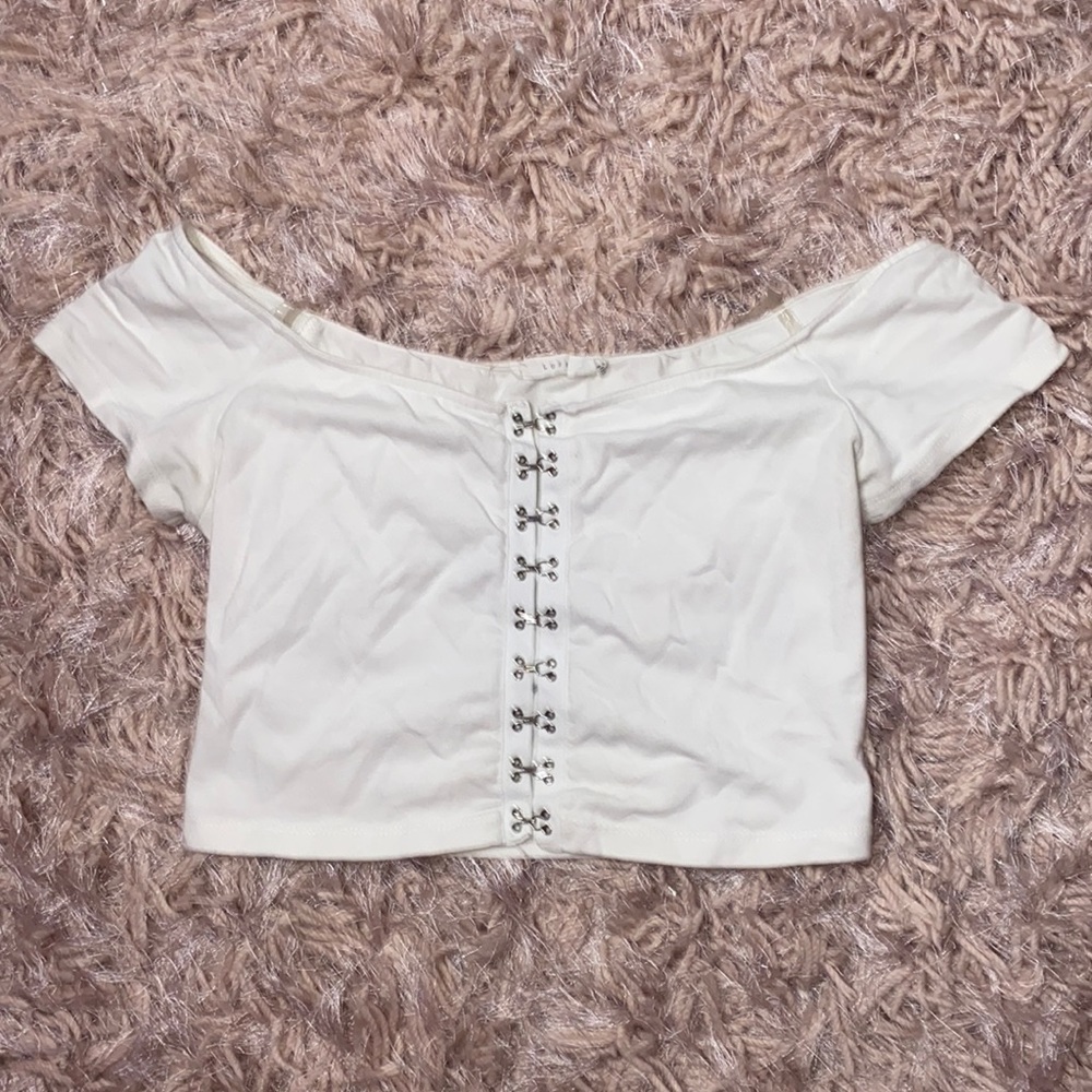 Lush white clip up crop top. SIZE: M